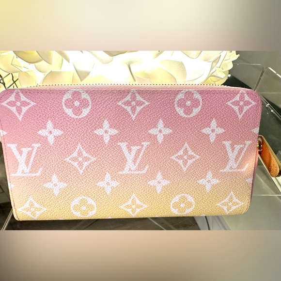 🍋💕Louis Vuitton Monogram Giant By The Pool Zippy Wallet Light Pink💕🍋 - Picture 2 of 16